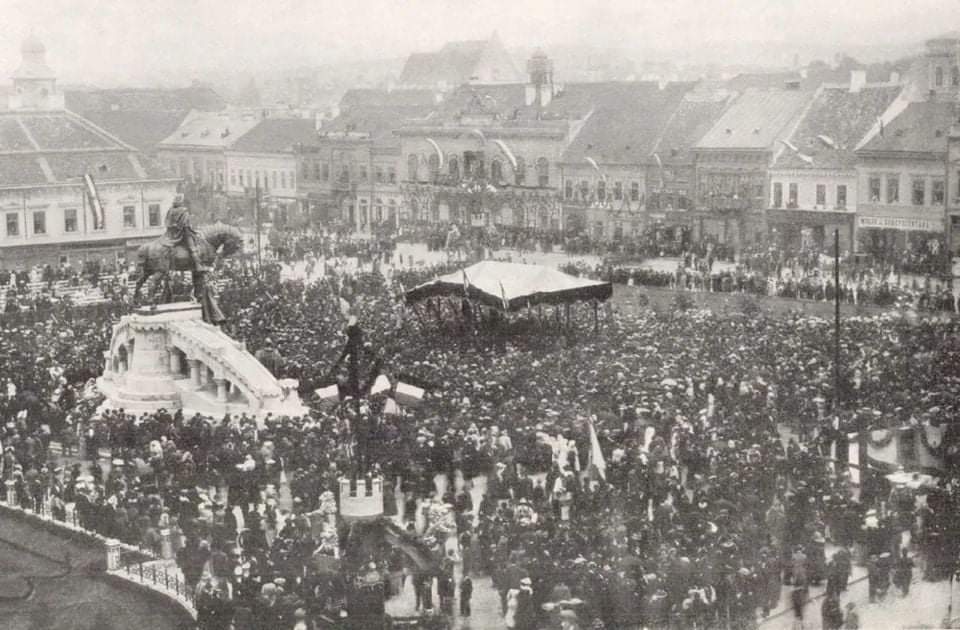 Mátyás király-szobor avatása kolozsvár főterén