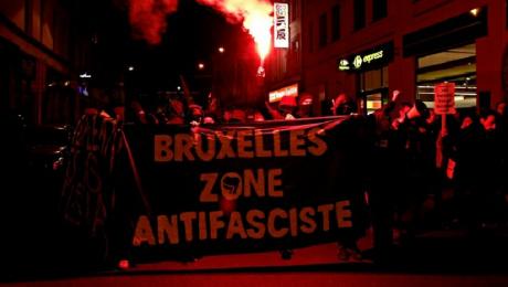 Belgiumban kövekkel, üvegekkel támadta meg a rendőröket az Antifa-csoport