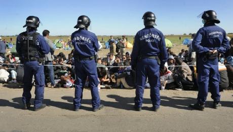 Kövekkel dobálták meg a migránsok a határt védőket Kübekházánál