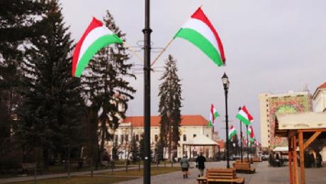 Idén is büntettek az oláhok a magyar szimbólumok miatt...