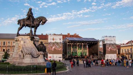 Folyamatosan megrongálják a kolozsvári Mátyás király-szoborcsoportot